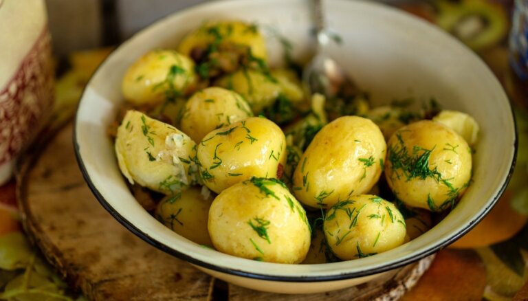 Griez dilles, cep cauraudzīti – jaunie kartupeļi ir klāt! Receptes kārai notiesāšanai