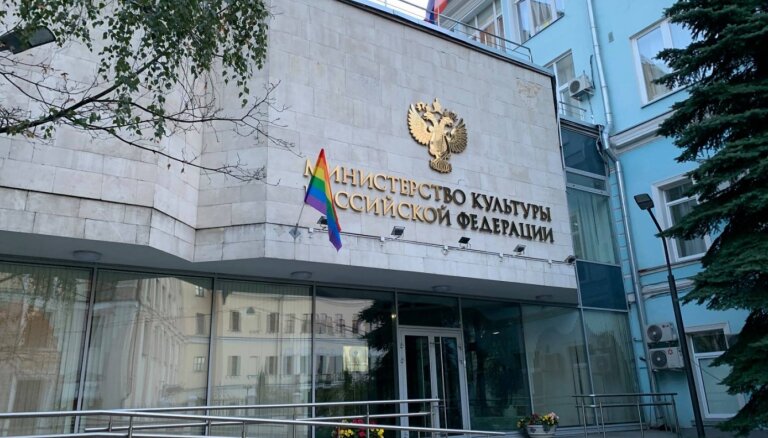 Krievijā 'Pussy Riot' aktīvistēm par varavīksnes karogu izkāršanu piespriež naudassodus