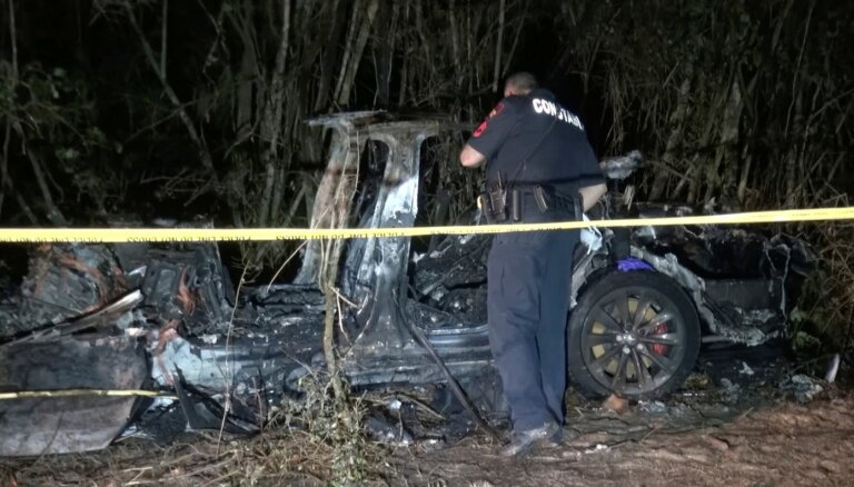 В аварии с автомобилем Tesla погибли два человека. Место водителя было пустым