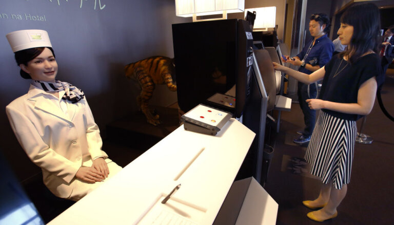 Японский отель уволил половину сотрудников-роботов и нанял вместо них людей