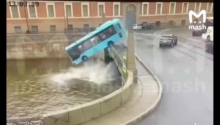 Sanktpēterburgā upē iebraucis pasažieru autobuss