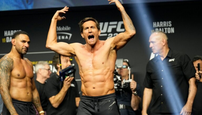 Džeiks Džilenhols pēc oficiālās UFC 285 svēršanās uzņem ainu filmai 'Road house'