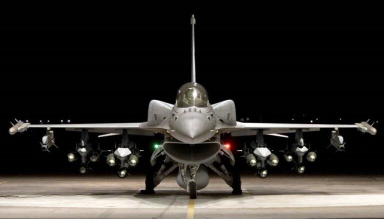 Ukrainas pilotu apmācības ar F-16 varētu sākties jūlijā, prognozē Dānijas ministrs