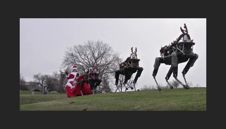 Amizants video: Ziemassvētku vecīša kamanas velk robotveidīgi ziemeļbrieži