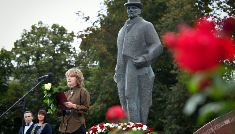 Foto: Satversmes simtgadē Jelgavā atklāj Prezidentu skvēru