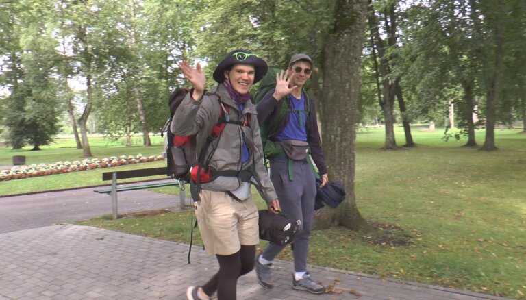 Noskaties! Lai piesaistītu līdzekļus labdarībai, divi jaunieši kājām šķērsos Latviju