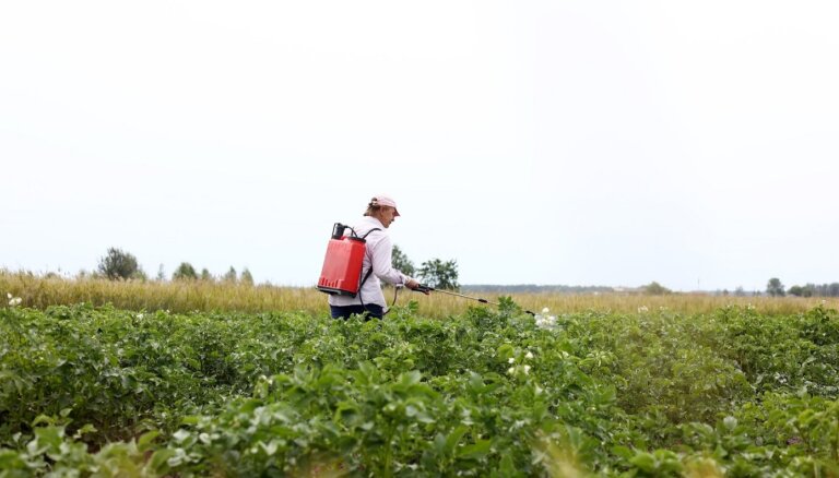 Lauksaimnieku lietotie pesticīdi nepazūd, bet nonāk dabā, ūdenī un pārtikā