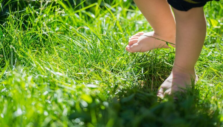 Kādēļ bērnam vasarā jāļauj iespējami vairāk skriet basām kājām
