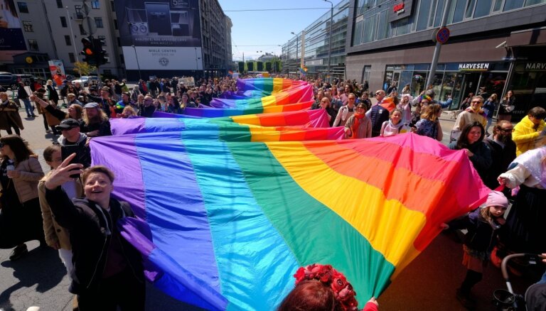Foto: 'Riga Pride' gājiens pulcē tūkstošiem cilvēku