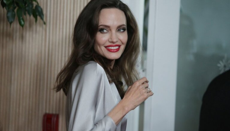 Ничего лишнего: косметолог Анджелины Джоли раскрыл секреты ее красоты