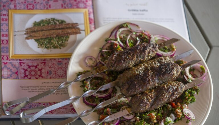 Recepte no grāmatas: libāniešu ēdiens – grilēta kafta