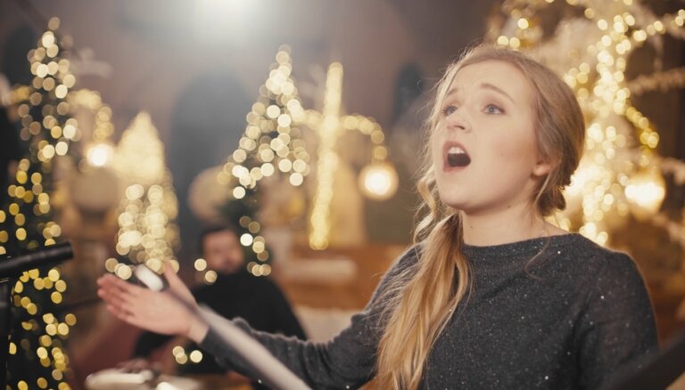 Noskaties! Izgaismotā Ropažu baznīcā nofilmēts skaists Ziemassvētku dziedājums