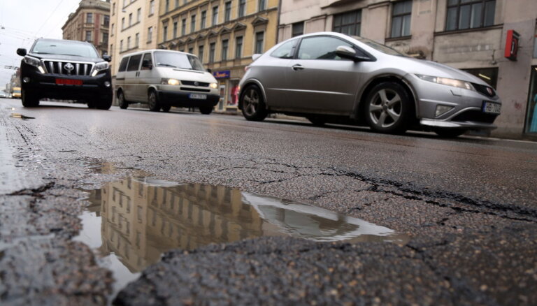 Aicina ziņot par satiksmei bīstamām bedrēm Rīgas ielās