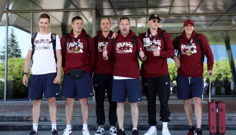 Foto: Rīgā svinīgi sagaida Pasaules kausa bronzas medaļniekus – 3x3 basketbolistus