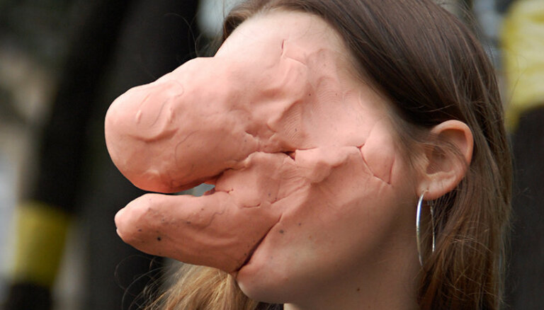 Foto: Portugāļu mākslinieks spēlējas ar cilvēku sejām kā plastilīnu