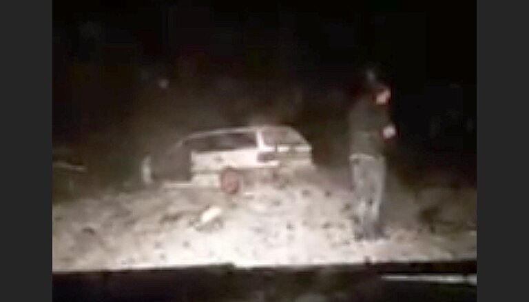 Video: Ropažos jaunietis ar VW driftē un ietriecas kokā