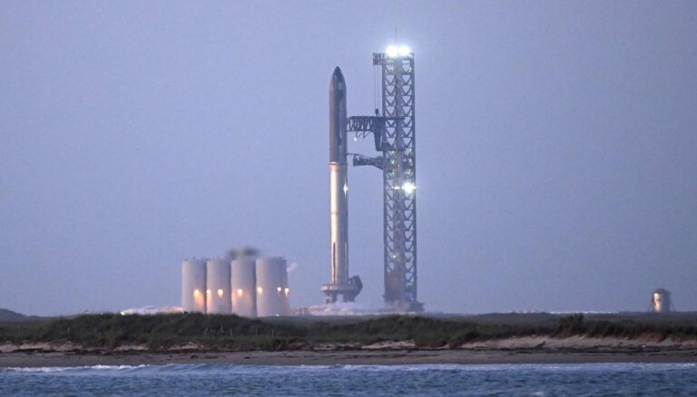 SpaceX запустила самую большую в истории ракету. Она взорвалась через несколько минут после старта