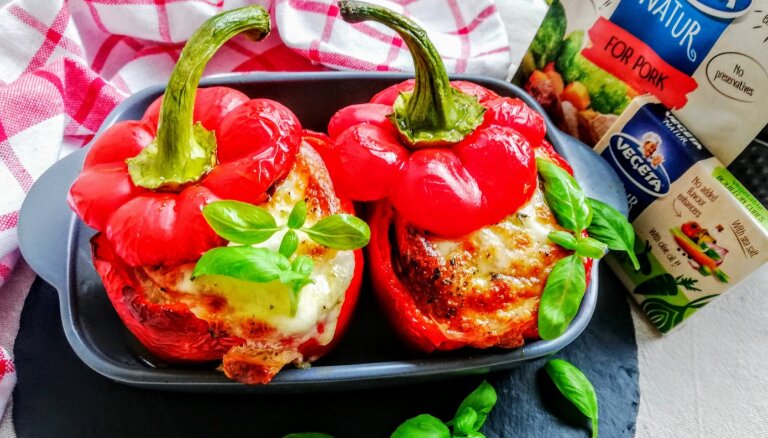 Kārtām pildīta paprika ar malto gaļu, tomātiem un mocarellu
