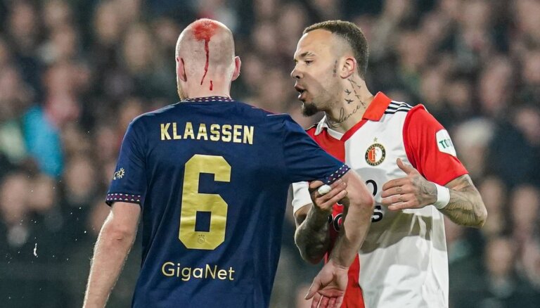 Video: Karstas emocijas Nīderlandes futbolā – 'Ajax' futbolistam līdzjutējs pārsit galvu
