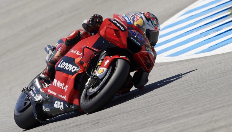 Millers izcīna uzvaru Spānijas 'MotoGP' posmā; par kopvērtējuma līderi kļūst Banjaja