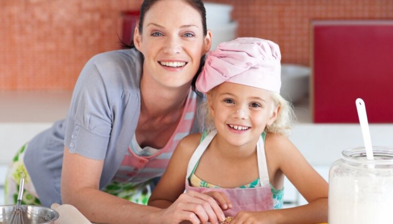 Rieksti Pelnrušķītei, krāsains ledus un citas radošas nodarbes virtuvē kopā ar bērnu