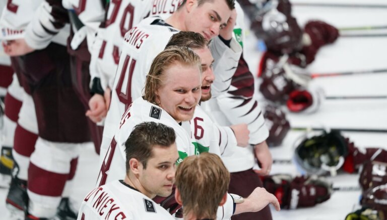 Latvijas hokeja izlasei treniņos pievienojušies potenciālie līderi Rodrigo Ābols un Roberts Bukarts