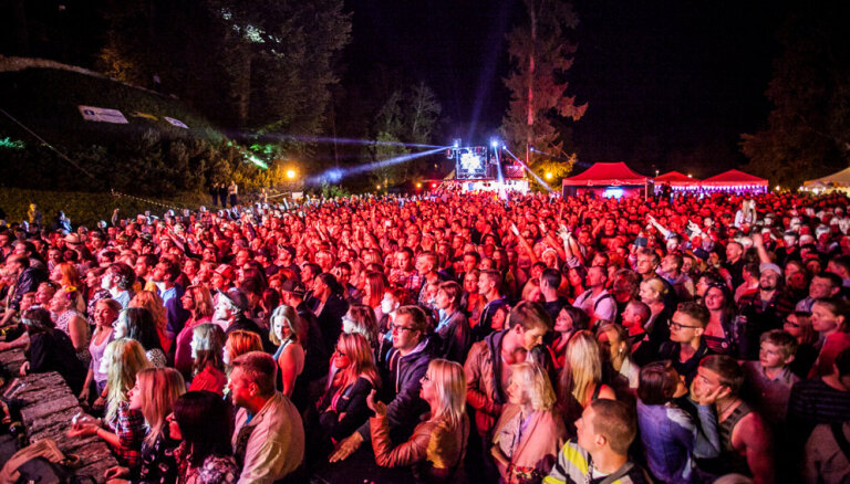 Lielākais bezmaksas festivāls 'Fono Cēsis' izziņo pirmās dienas mūziķus