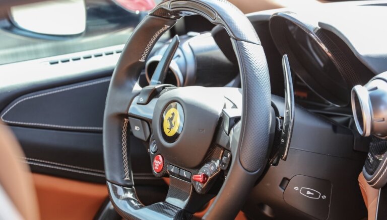 'Ferrari' šoferim par mēģinājumu piekukuļot ceļu policistu piespriež naudas sodu