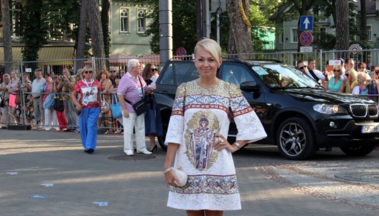 Сколько пар туфель привезла Яна Рудковская на "Новую волну"?