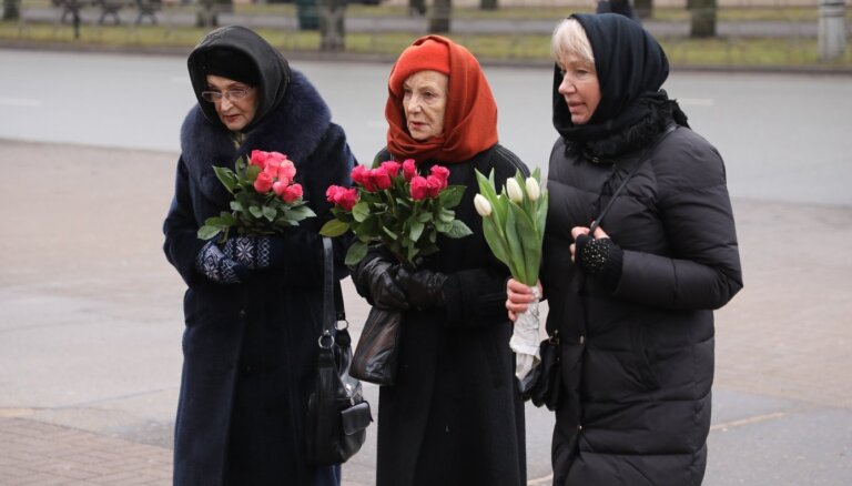 Foto: Kolēģi un ģimene pēdējā gaitā pavada režisoru Mihailu Gruzdovu