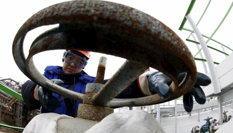 Bloomberg: РФ экспортирует нефть в обход западных санкций