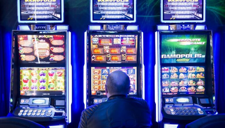 Nesaredzot citu iespēju, Rīgas domes komitejas deputāti atļauj vairāku azartspēļu vietu paplašināšanos