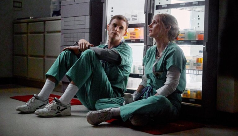 'Netflix' filma 'The Good Nurse': stāsts par medpersonālu, kurš nogalināja pacientus