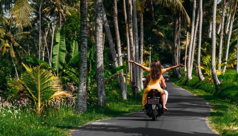 Bali plāno aizliegt tūristiem nomāt motorollerus
