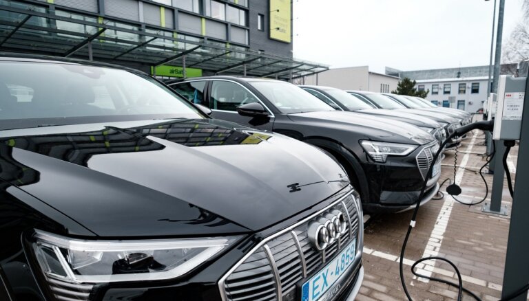 Deviņus gadus veci elektroauto un jauni 'Audi' – kādas automašīnas ir valsts uzņēmumos