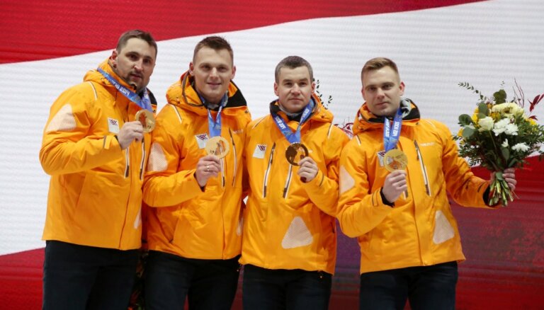 Foto: Godīgums uzvar - Latvijas bobslejisti Siguldā oficiāli saņem Soču olimpiādes medaļas