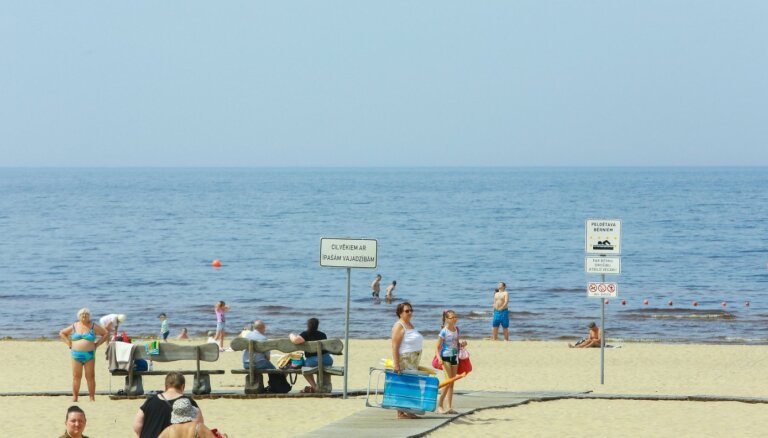 В Латвии открыт купальный сезон: вот список самых чистых пляжей
