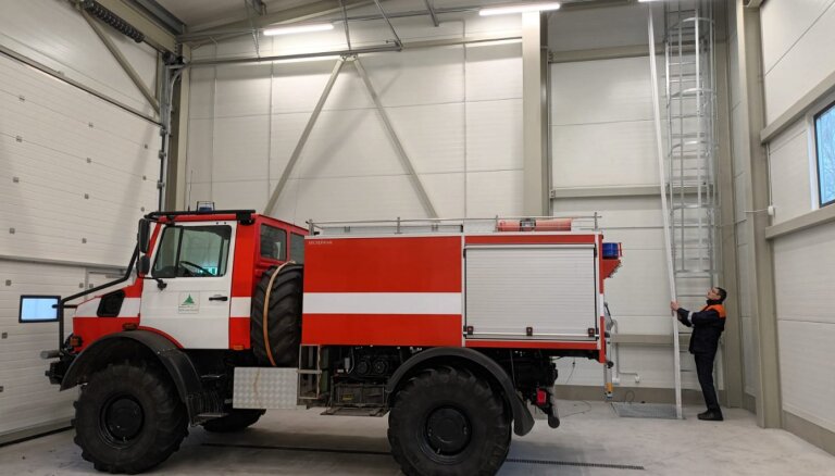 Valsts meža dienests Ukrainai atdos piecus ugunsdzēsības transportlīdzekļus