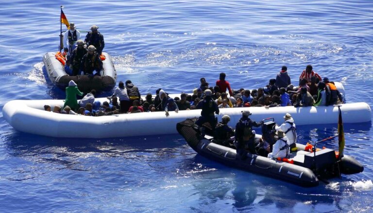 Vidusjūras centrālo daļu šķērso rekorddaudz migrantu, secina 'Frontex' vadītājs