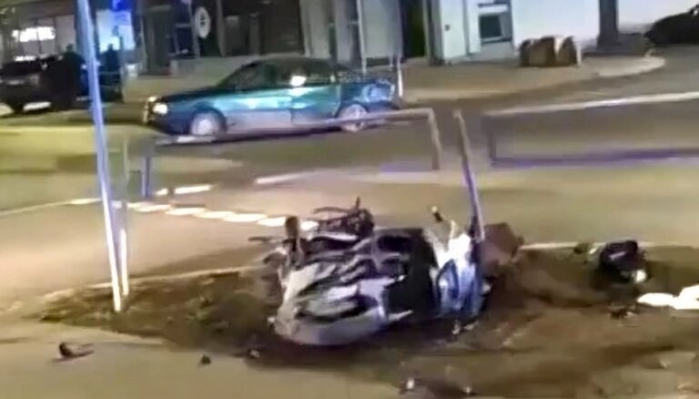 ФОТО, ВИДЕО. В Огре мотоцикл столкнулся с автомобилем; двое госпитализированных