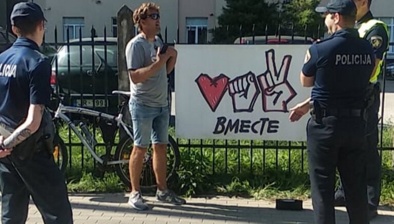 ФОТО. У посольства Белоруссии в Латвии прошел одиночный пикет, звучали песни Цоя