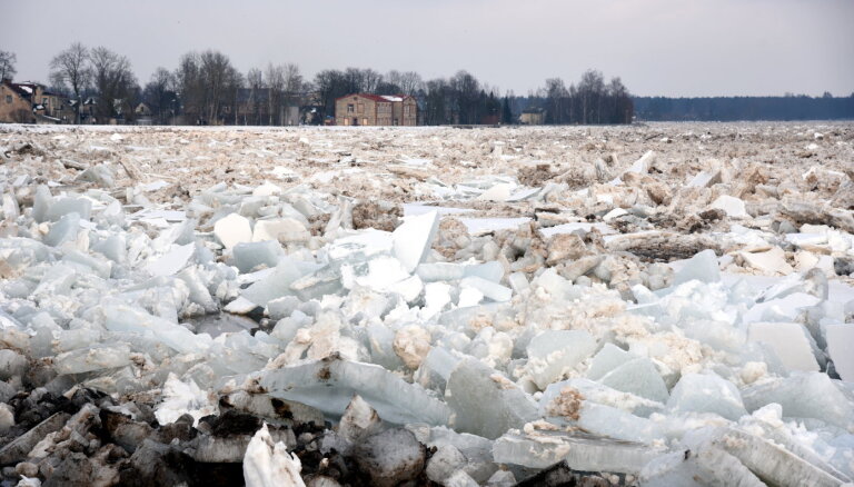 На ряде рек Латвии сохраняется "желтое" предупреждение о повышении уровня воды