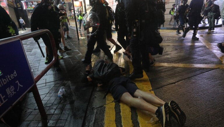 Демонстранты в Гонконге передали петицию в генконсульство США