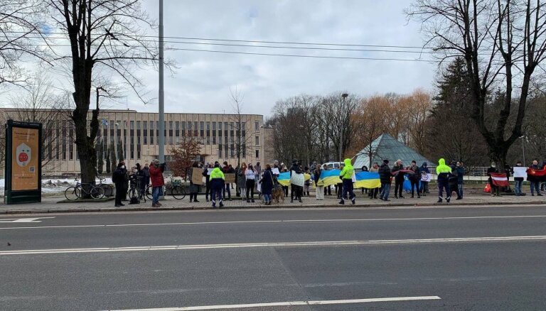 ФОТО. У посольства России в Риге собрались протестующие, чтобы поддержать Украину