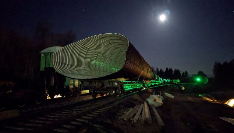 Pie Latvijas – Baltkrievijas robežas zem dzelzceļa top 30 metrus garš metāla tunelis