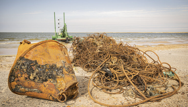 Остовы кораблей, тросы и ржавые буи: Лиепайский порт вычищают от советского мусора