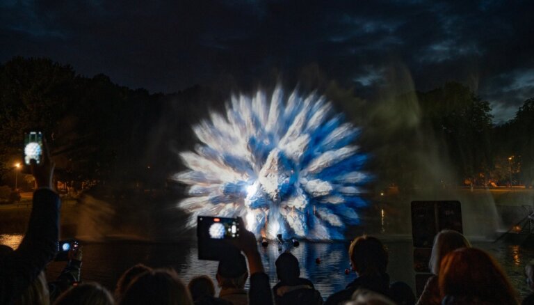 Foto: Naksnīgā Rīga mākslas skavās – notikusi ikgadējā 'Baltā nakts'