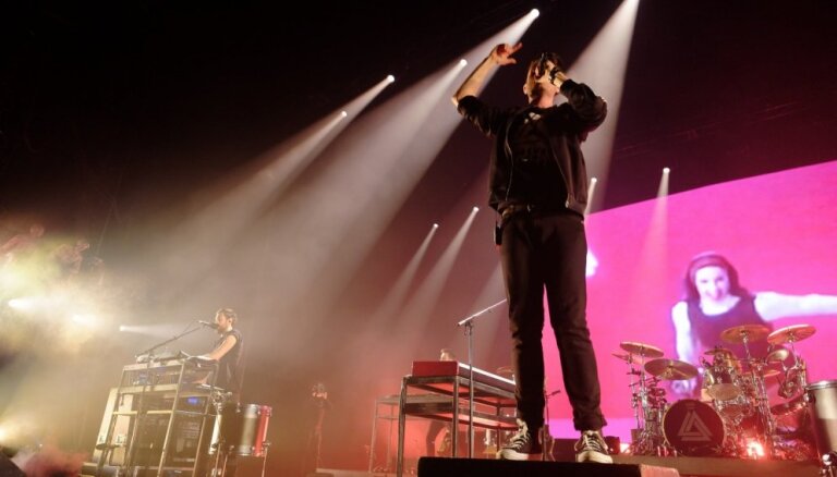 Foto: Britu indie pop grupa 'Bastille' pieskandē 'Arēnu Rīga'
