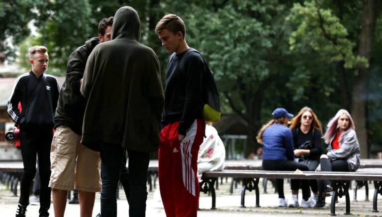 Prevencijas trūkums un viegli pieejamas narkotikas – Rīgas domē spriež par problemātiskajiem jauniešiem