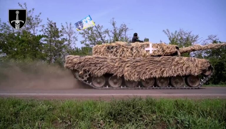 Ukraiņi ar 'Leopard' tanku pārbrauc padomju 'moskviču'